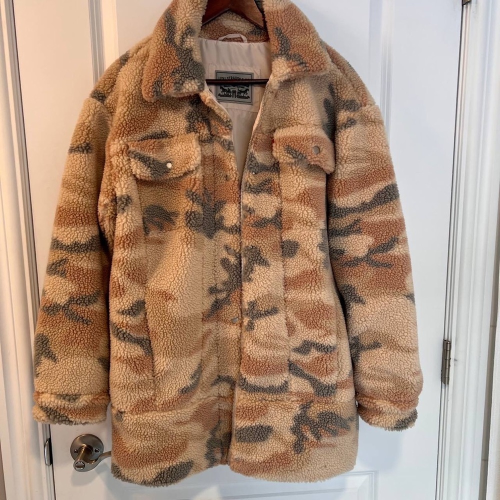 Levi's womens Oversized Long Sherpa Trucker Jacket size M - Picture 3 of 12